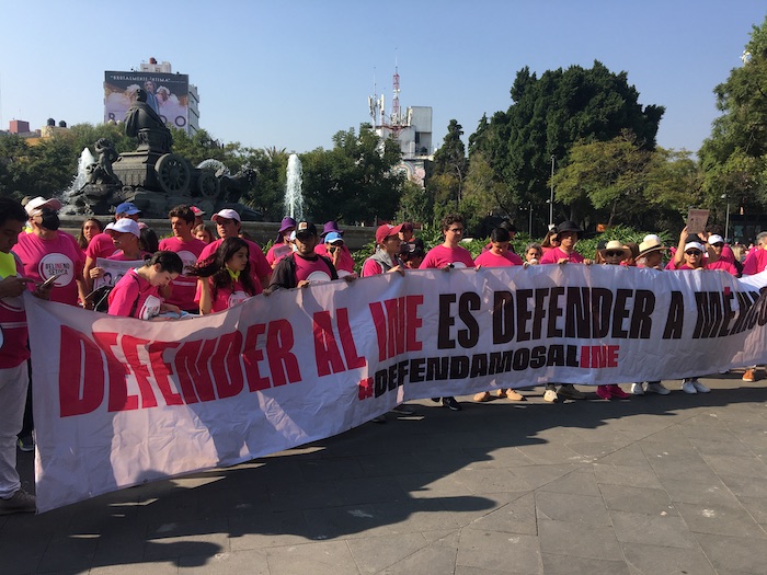 Uno de los contingentes que participaron en la marcha por la democracia de este domingo en calles de la Ciudad de México.