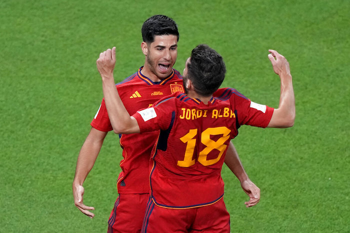 Marco Asensio (izquierda) celebra con su compañero Jordi Alba tras anotar el segundo gol de España en su primer partido del Grupo E del Mundial ante Costa Rica, en el estadio Al Thumama, en Doha, Qatar, el 23 de noviembre de 2022.