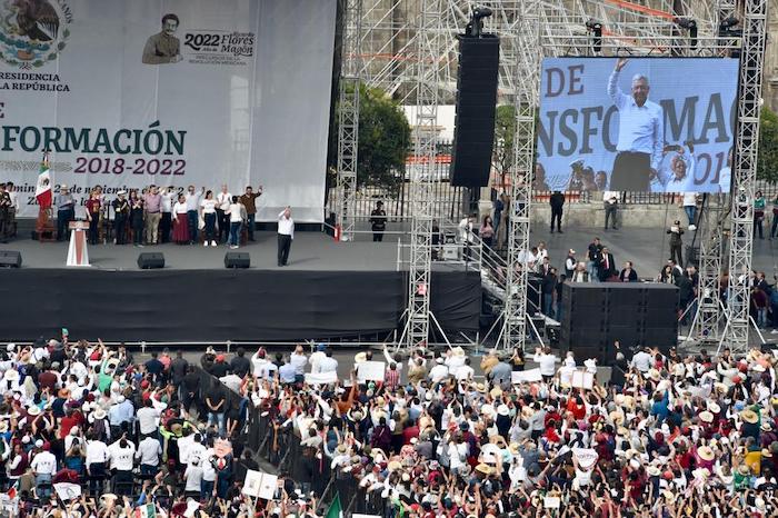 Una vez que subió al templete, el Presidente Andrés Manuel López Obrador saludó a los miles de seguidores que lo esperaban en el Zócalo de la Ciudad de México.