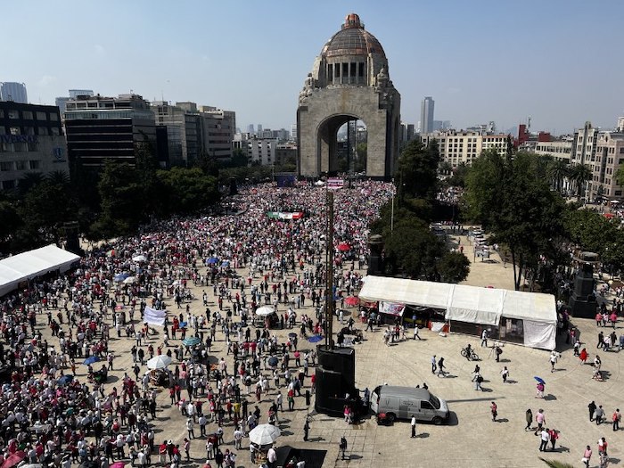 Así lucía el Monumento a la Revolución a las 12:00 horas de este domingo, justo cuando se congregaron la mayoría de los contingentes que se manifestaron en contra de la Reforma Electoral.