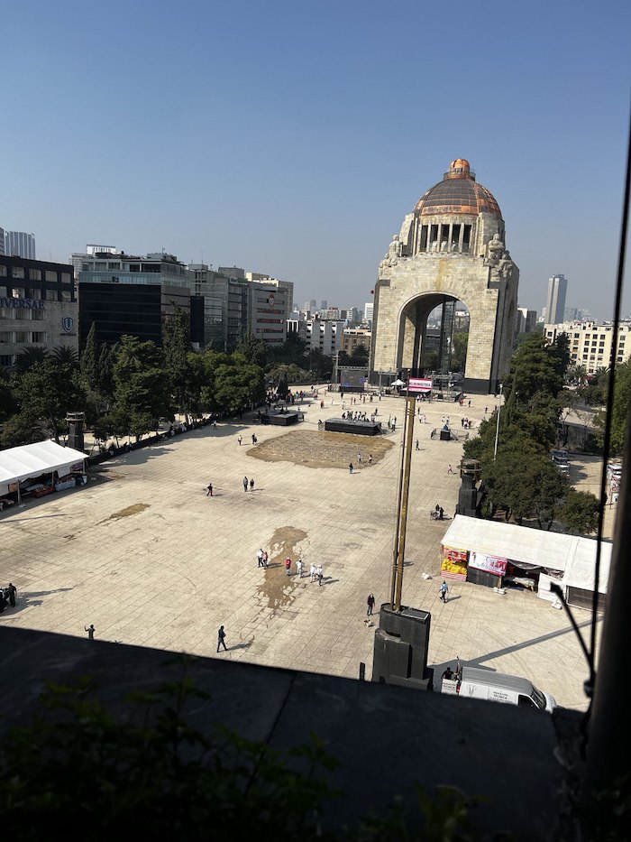 Inmediaciones del Monumento a la Revolución a las 10:00 horas de este domingo, antes del inicio de la marcha en defensa del INE.