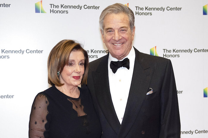 La presidenta de la Cámara de Representantes, Nancy Pelosi, y su esposo Paul Pelosi arriban a un evento del Departamento de Estado en el Kennedy Center de Washington, 7 de diciembre de 2019.