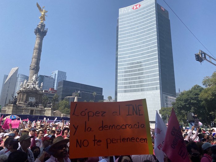 "El INE y la democracia no te pertenecen" fue uno de los mensajes que dirigieron los manifestantes al Presidente Andrés Manuel López Obrador.