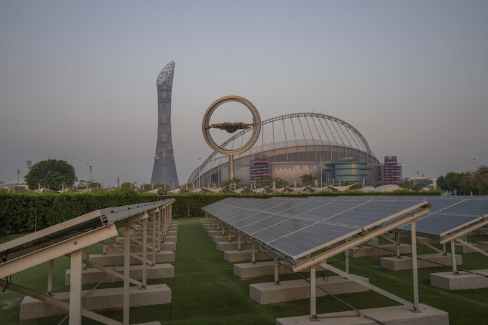 Paneles solares frente al estadio Khalifa en Doha, Qatar, el 15 de octubre de 2022.