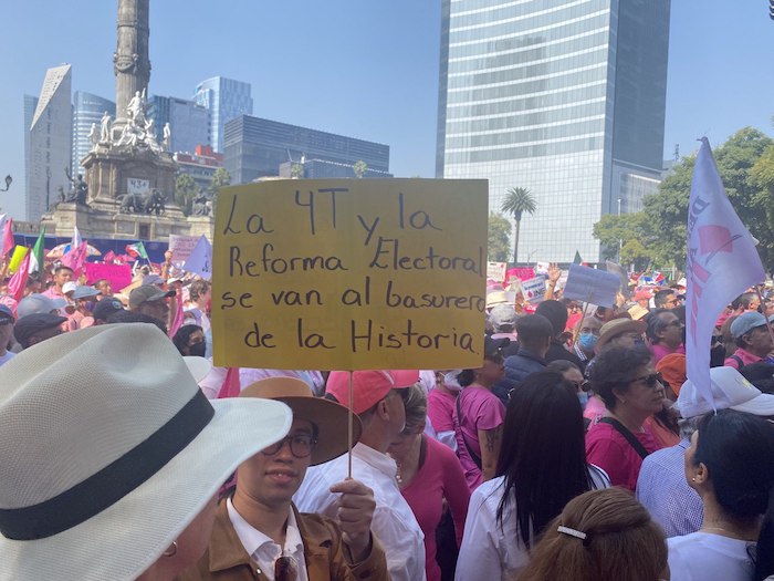 La mayoría de los participantes de la marcha en defensa del Instituto Nacional Electoral (INE) portaba pancartas con consignas en contra de la Reforma Electoral y del Gobierno del Presidente Andrés Manuel López Obrador.