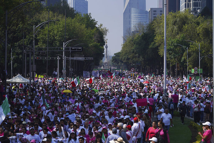 Personas marchan en contra de los intentos del Presidente mexicano Andrés Manuel López Obrador de reformar el Instituto Nacional Electoral (INE), en Ciudad de México, el 13 de noviembre del 2022.