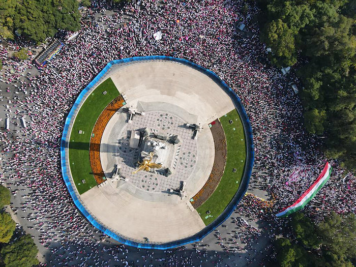 Personas se congregan para una marcha en contra de los intentos del Presidente mexicano Andrés Manuel López Obrador de reformar el Instituto Nacional Electoral, en Ciudad de México, el 13 de noviembre del 2022.