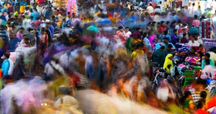 Personas se mueven por un mercado al aire libre en Mumbai, India, el 12 de noviembre del 2022.