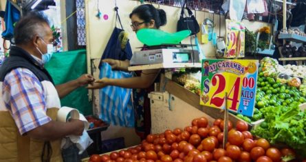 Un peso o dos han subido alimentos de la canasta básica de los Mexicanos.