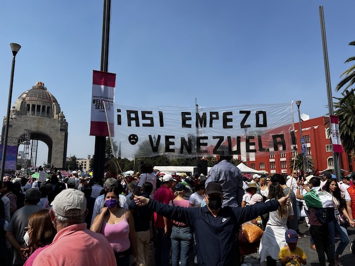 "Así empezó Venezuela" fue una de las frases que desfiló por la explanada del Monumento a la Revolución.