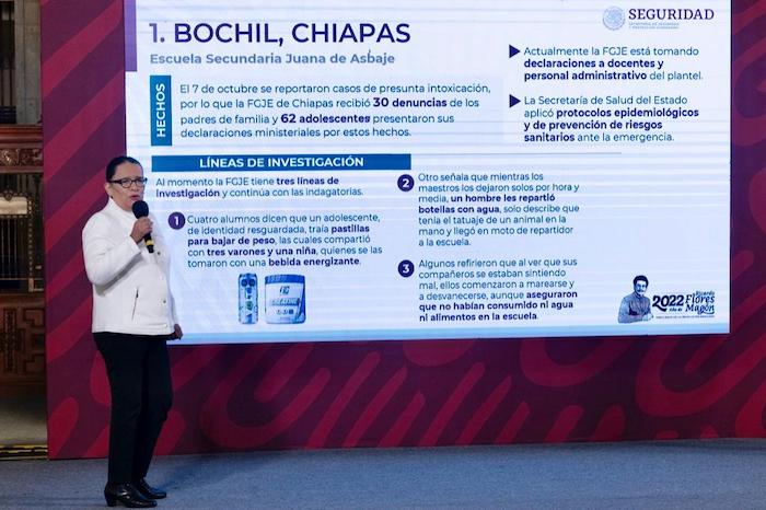 Respecto al caso más fuerte que se dio a conocer, el de la escuela secundaria Juana de Asbaje, ubicada en Bochil, Chiapas, la Secretaria de Seguridad precisó que fue el 7 de octubre cuando se reportaron casos de intoxicación, por lo que la Fiscalía estatal recibió 30 denuncias de los padres de familia y 62 adolescentes presentaron las declaraciones ministeriales por estos hechos.