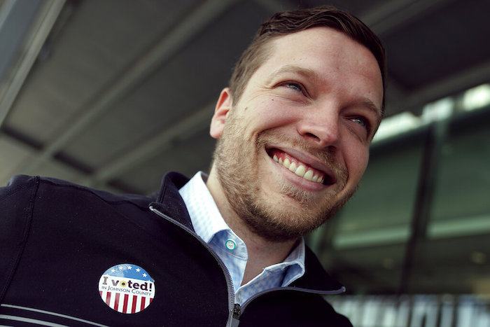 Tony Bergida sonríe después de haber emitido su voto anticipado en un centro de votación, el jueves 27 de octubre de 2022, en Olathe, Kansas.