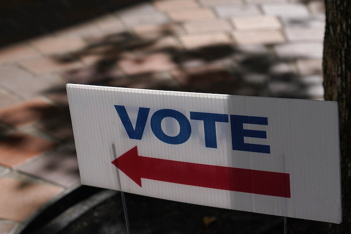 En esta imagen de archivo, un cartel con la palabra "Vote",  situado en el exterior de un centro para votación anticipada, el 31 de octubre de 2022, en Miami.