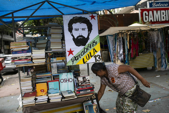 Un cartel lee "Felicidades Lula 13" en un puesto de libros un día después que el expresidente brasileño Luiz Inacio Lula da Silva obtuvo el triunfo en las elecciones sobre el actual Presidente Jair Bolsonaro, en Río de Janeiro, Brasil, el lunes 31 de octubre de 2022.