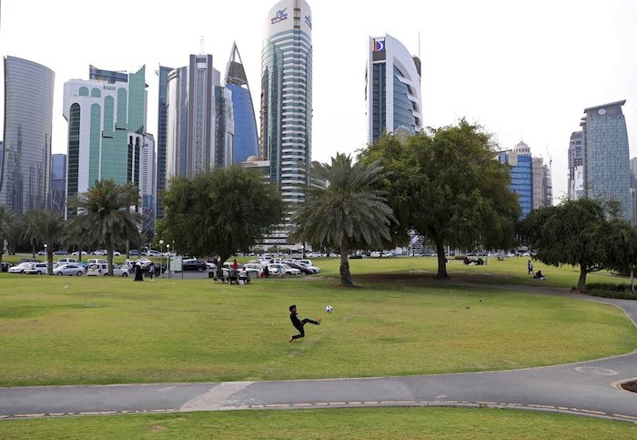 Un chico juega futbol en el parque Dafna en Doha, Qatar, el sábado 4 de mayo de 2019.