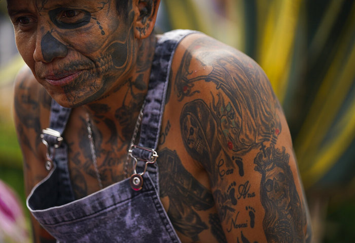 Un creyente lleva tatuajes de "La Santa Muerte", en el barrio de Tepito de la Ciudad de México, el martes 1 de noviembre de 2022. 