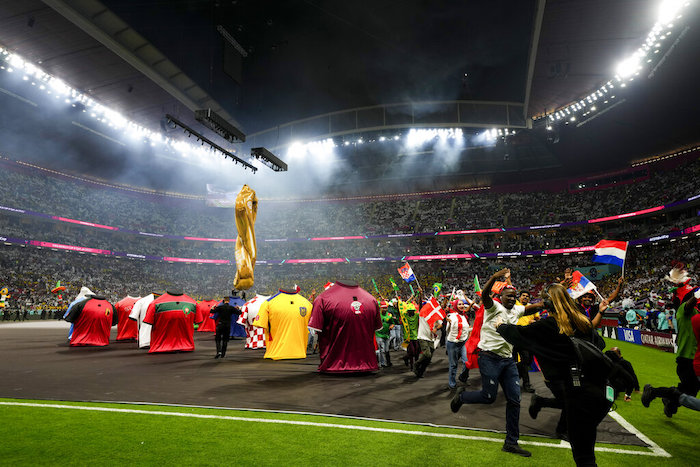 Un grupo de artistas durante la ceremonia inaugural de la Copa Mundial en el estadio Al Bayt en Jor, Qatar, el domingo 20 de noviembre de 2022.