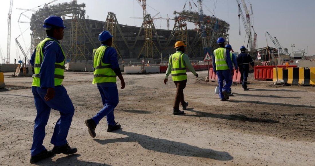 Un grupo de trabajadores avanza hacia el estadio Lusail en Qatar, el viernes 20 de diciembre de 2019.