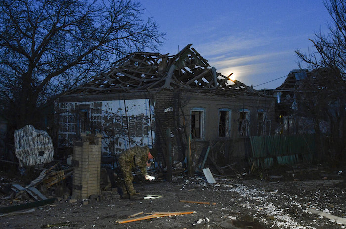 Un investigador de la policía ucraniana trabaja en el sitio de un reciente ataque ruso en Kramatorsk, Ucrania, el martes 8 de noviembre de 2022.