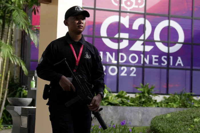 Un soldado indonesio camina frente a un letrero del G20 en uno de los inmuebles que se utilizarán para la cumbre del grupo, en Nusa Dua, Bali, Indonesia, el 14 de noviembre de 2022.