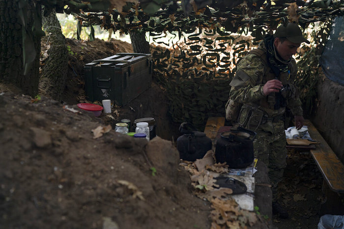 Un soldado ucraniano revisa las trincheras excavadas por los rusos en una zona recuperada por las troppas de Kiev en la región de Jersón, Ucrania, el 12 de octubre de 2022.