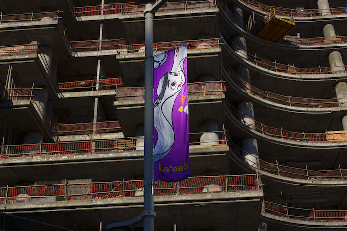 Una bandera cuelga de un edificio en construcción en el centro de Lusail, Qatar, el 24 de noviembre de 2022.