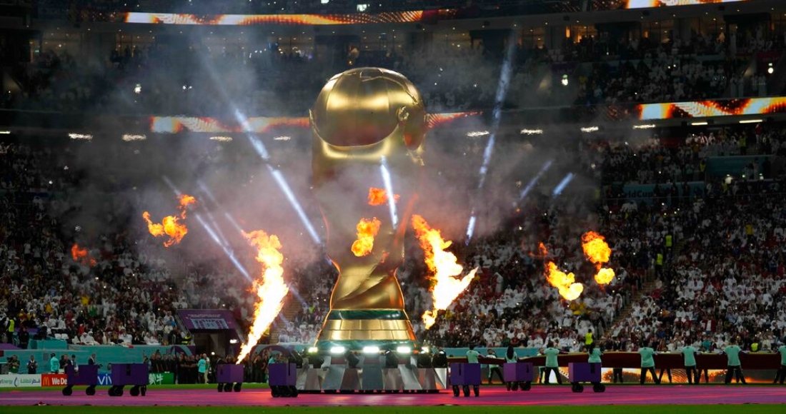 Una copia inflable del trofeo de la Copa Mundial previo al partido entre Qatar y Ecuador en el estadio Al Bayt en Jor, Qatar, el domingo 20 de noviembre de 2022.