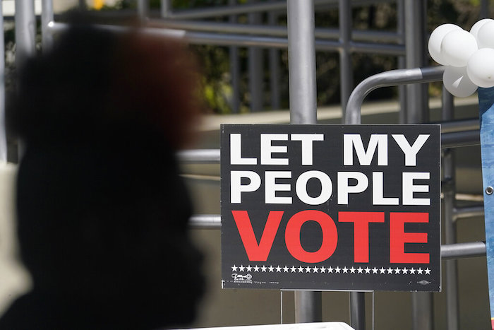 Una mujer asiste a un acto del candidato demócrata a Gobernador de Florida, Charlie Crist, en un centro de votación anticipada el 6 de noviembre de 2022, en Miami.