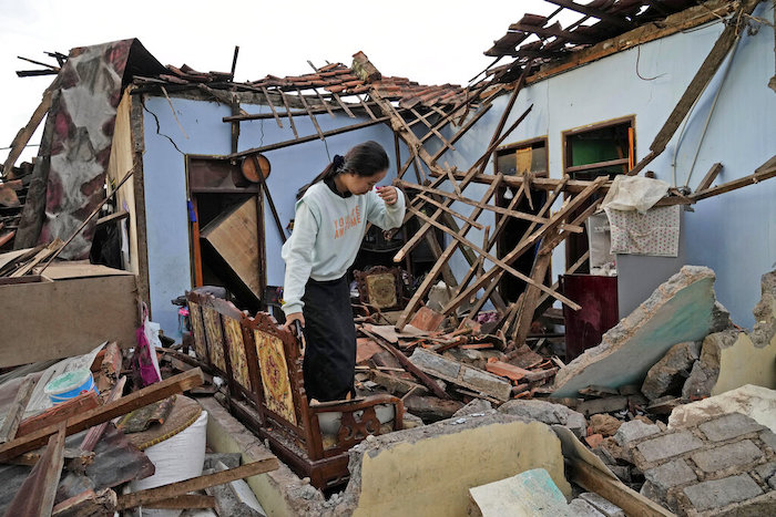 Una mujer inspecciona los restos de su casa después de un terremoto, el martes 22 de noviembre de 2022, en Cianjur, en la provincia de Java Occidental, Indonesia.