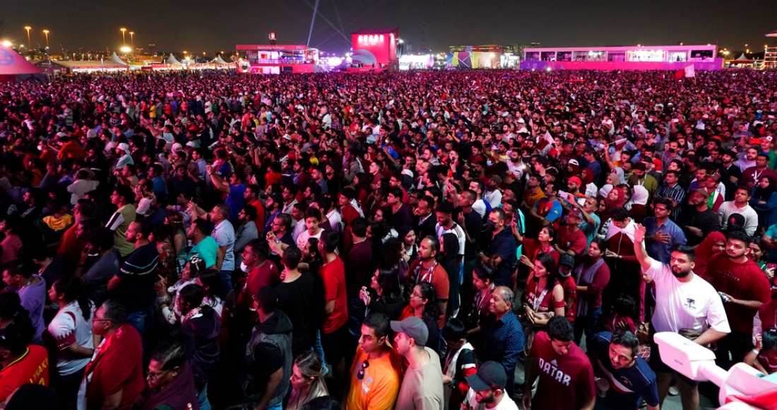 Una multitud de aficionados mira en pantalla gigante el partido inaugural de la Copa del Mundo, entre Qatar y Ecuador, el domingo 20 de noviembre de 2022, en Doha.