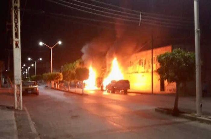 Presuntamente fueron hombres armados quienes despojaron de sus vehículos a los propietarios para prenderles fuego, como posibles represalias por la detención de Juan Rodolfo “N”, hermano de “El Marro”, en días pasados en Tecate, y anunciada por el Gobierno federal.