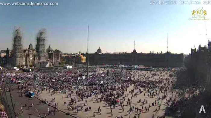 Mientras el contingente de decenas de miles de personas avanza hacia el Zócalo, la Plaza de la Constitución ya lucía, alrededor de las 10:20 horas, a la mitad de su capacidad.