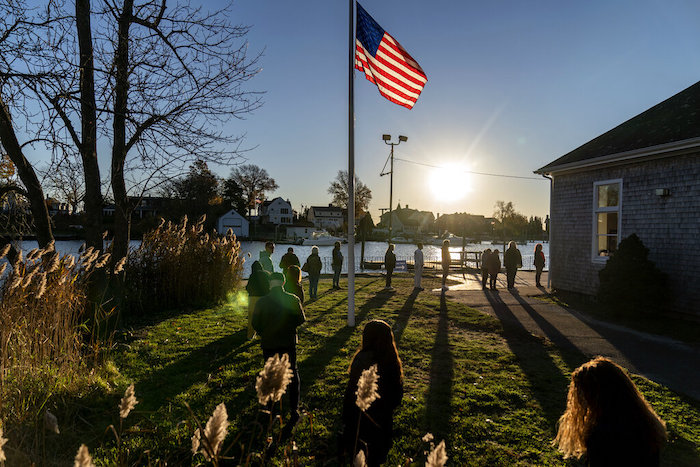 Los votantes hacen fila para emitir su voto en las elecciones de medio mandato en el Aspray Boat House en Warwick, Rhode Island, el martes 8 de noviembre de 2022.