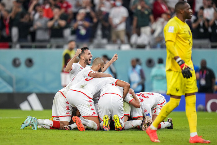 Wahbi Khazri celebra con sus compañeros tras anotar el primer gol de Túnez ante Francia en el partido por el Grupo D del Mundial, el miércoles 30 de noviembre de 2022, en Rayán, Qatar.