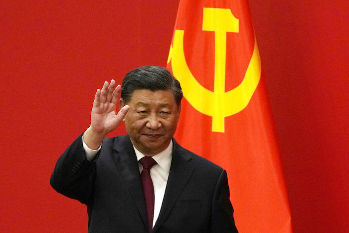 En esta imagen de archivo, el Presidente de China, Xi Jinping, saluda en un acto para presentar a los nuevos miembros del Comité Permanente del Politburó, en el Gran Salón del Pueblo, en Beijing, el 23 de octubre de 2022.