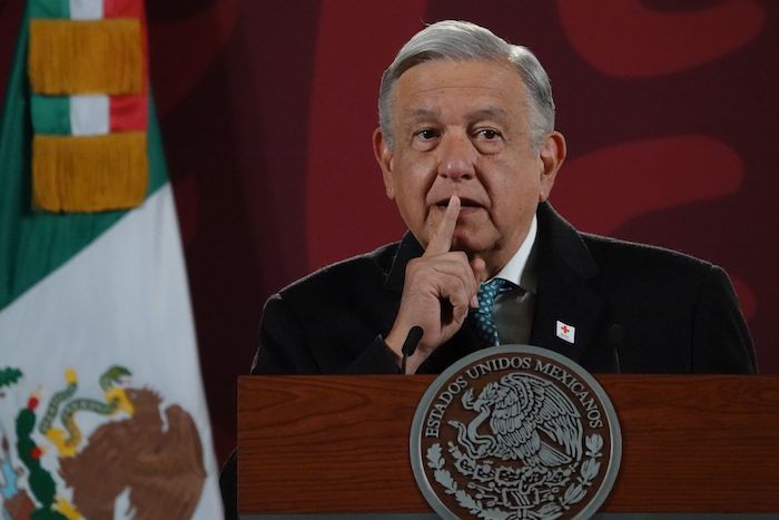 El Presidente Andrés Manuel López Obrador anunció la mañana de este miércoles que México no romperá relaciones diplomáticas con Perú porque es necesario que la Embajada del país en Lima continúe trabajando para dar protección a las y los mexicanos que radican allá.