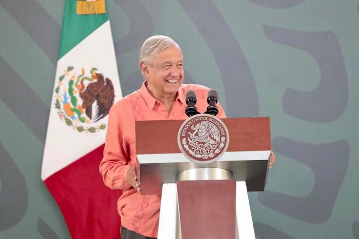 El Presidente Andrés Manuel López Obrador aseguró la mañana de este viernes que "es un timbre de orgullo" que se le haya declarado a Pablo Monroy Conesa, Embajador de México en Perú, persona non grata por estar cumpliendo la misión de salvar vidas y de hacer valer la política exterior mexicana: el derecho de asilo.