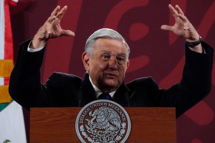 El Presidente Andrés Manuel López Obrador confirmó la mañana de este jueves que Pedro Castillo, ahora expresidente de Perú, llamó ayer a su oficina para pedirle asilo en la Embajada de México que está en aquel país; sin embargo, ni siquiera pudo llegar, pues las autoridades lo detuvieron antes.