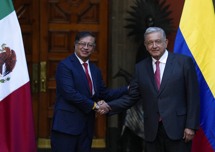 El Presidente de México, Andrés Manuel López Obrador, a la derecha, y el Presidente de Colombia, Gustavo Petro, se dan la mano durante una ceremonia de bienvenida en el Palacio Nacional de la Ciudad de México, el viernes 25 de noviembre de 2022.