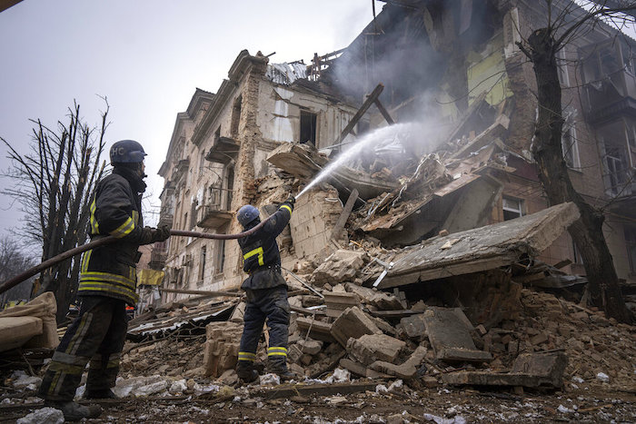 Bomberos trabajan para apagar un incendio en un edificio que resultó destruido por un ataque ruso, el viernes 16 de diciembre de 2022, en Krivói Rog, Ucrania.