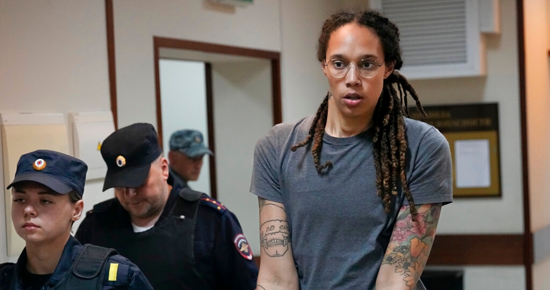 La basquetbolista estadounidense, doble campeona olímpica Brittney Griner, sale entre guardias de una audiencia judicial en Khimki, afueras de Moscú, 4 de agosto de 2022.