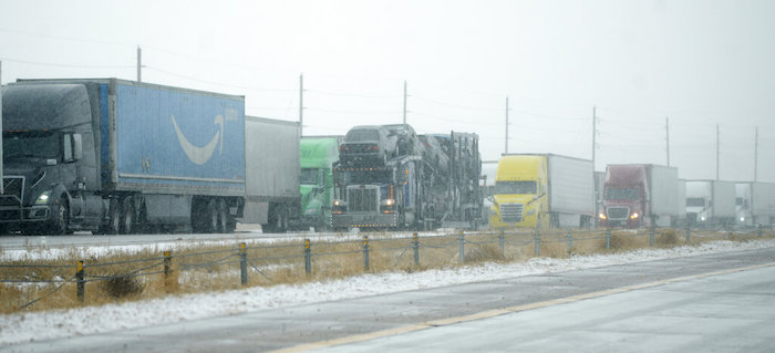 Camiones estacionados en un lateral de la Interestatal 70, cerca de la carretera de East Airpark, el martes 13 de diciembre de 2022, en Aurora, Colorado.