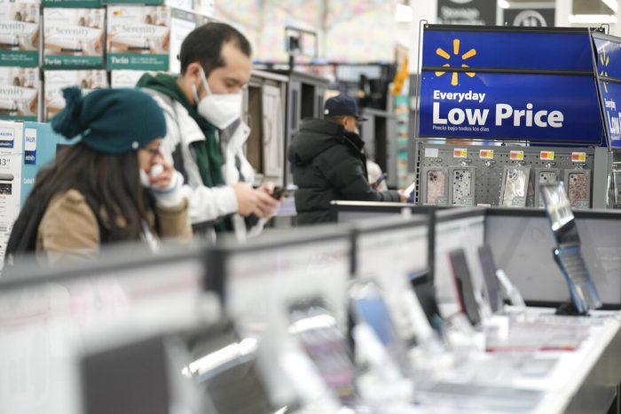 Carteles de publicidad anuncian precios especiales en un Walmart en Seacaucus, Nueva Jersey, 22 de noviembre de 2022. 