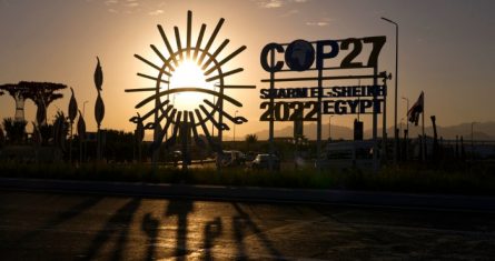 El sol se pone detrás del logotipo de la COP27 afuera de la sede de la Cumbre Climática de la ONU COP27, el sábado 12 de noviembre de 2022, en Sharm el-Sheikh, Egipto.