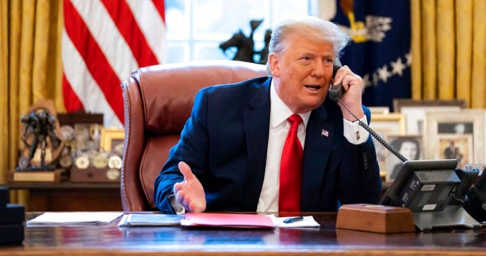 Es esta imagen difundida en el reporte final de la Comisión Selecta de la Cámara de Representantes que investigó el ataque del 6 de enero de 2021 contra el Capitolio de EU, se ve al Presidente Donald Trump hablando por teléfono con el Vicepresidente Mike Pence desde la Casa Blanca la mañana de ese 6 de enero.