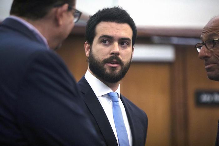 El actor mexicano Pablo Lyle, en el centro, habla con sus abogados durante una audiencia en Miami el 15 de enero de 2020.