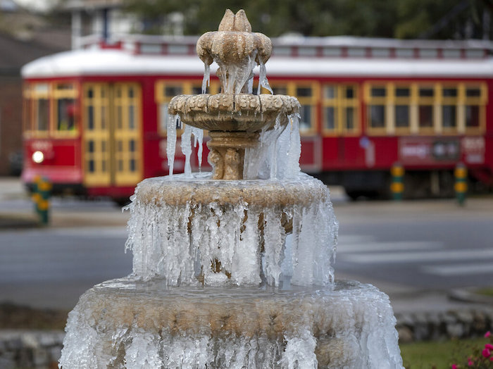 El agua de una fuente luce congelada luego de que las temperaturas bajaran para rondar los -6 grados centígrados (20 grados Fahrenheit) en la funeraria Jacob Schoen; Son en Nueva Orleans, el sábado 24 de diciembre de 2022.