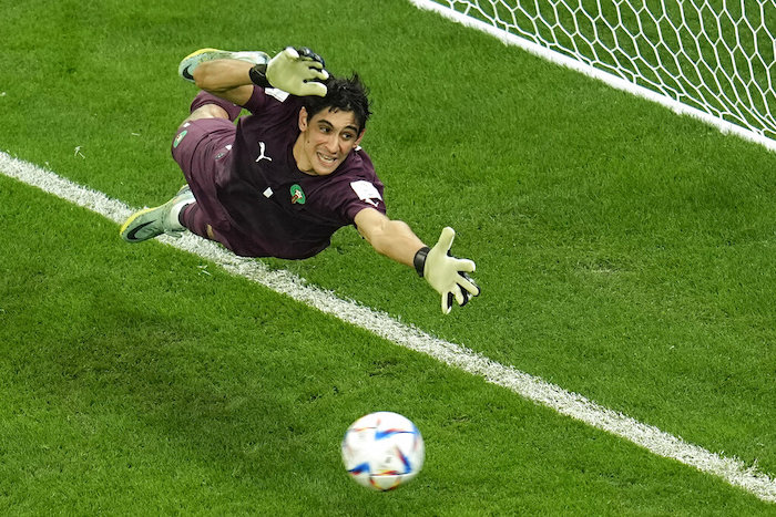 El arquero marroquí Yassine Bounou ataja un penal ante España durante una tanda desde los 12 pasos en el partido por los octavos de final del Mundial, en Rayán, Qatar, el martes 6 de diciembre de 2022.