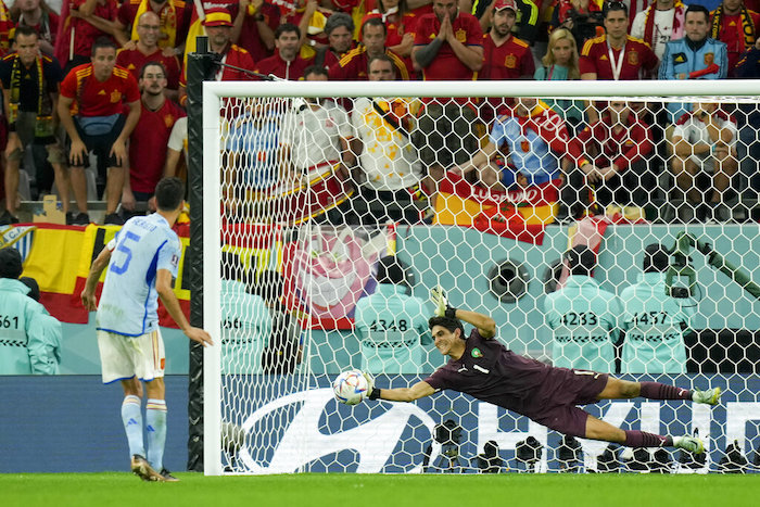 El arquero marroquí Yassine Bounou tapa el penal ejecutado por el español Sergio Busquets durante una tanda desde los 12 pasos en el partido por los octavos de final del Mundial, el martes 6 de diciembre de 2022.