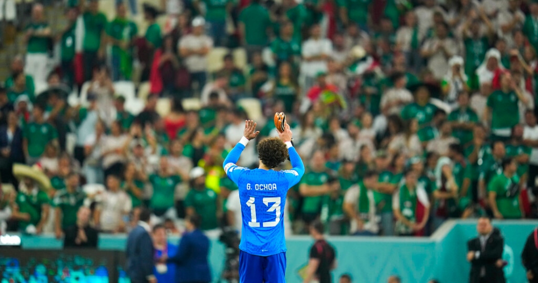 El arquero mexicano Guillermo Ochoa saluda a los hinchas al final del partido contra Arabia Saudí en el Grupo C del Mundial, el miércoles 30 de noviembre de 2022. México ganó, pero quedó eliminado del torneo.